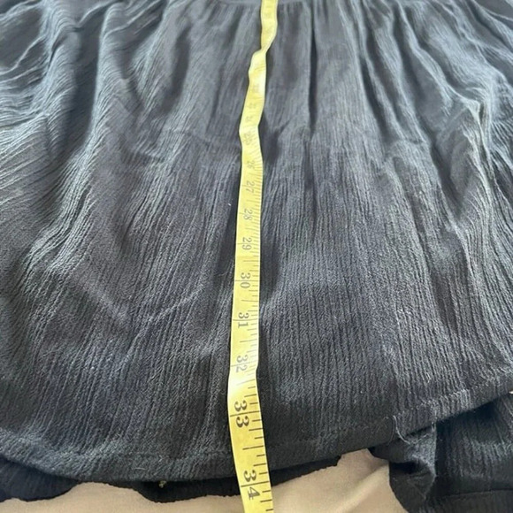 Chic Black Mini Dress with Sleek Silhouette - Picture 8 of 9